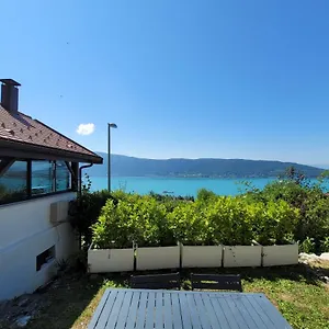 little-house-with-panoramic-lake-view.hotels-rhonealpes.com/